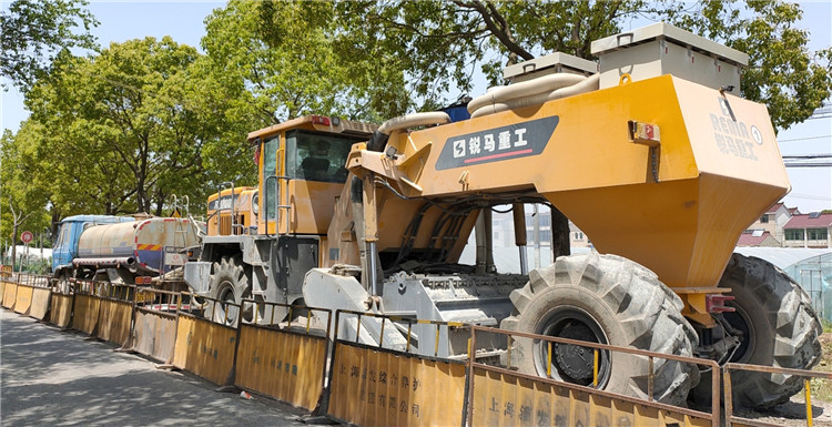 上海曹新公路水泥路面就地破碎項(xiàng)目